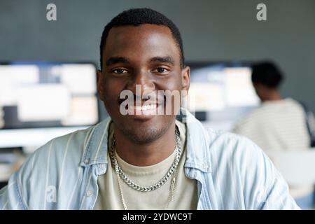 Portrait d'homme souriant dans une tenue décontractée dans un cadre de bureau Banque D'Images