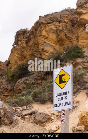 Panneau d'avertissement pour falaises instables près d'un paysage rocheux accidenté Banque D'Images