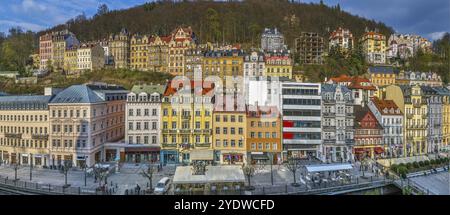 Maisons historiques le long de la rivière Tepla dans le centre-ville de Karlovy Vary, République tchèque Banque D'Images