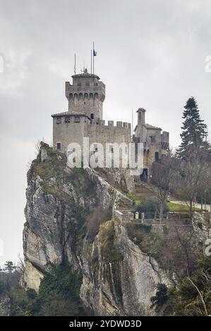 La tour de la Fratta ou Cesta est située sur l'un des trois sommets du Monte Titano. Il a été construit au 13ème siècle sur les restes d'un ancien romain f Banque D'Images