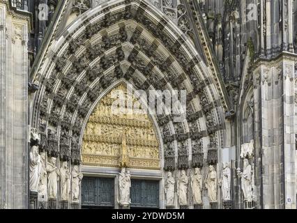 La cathédrale de Cologne est une cathédrale catholique romaine située à Cologne, en Allemagne. Portail principal Banque D'Images