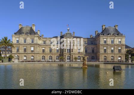 Palais du Luxembourg à Paris, France. Vue sur la façade sud et le bassin du jardin Banque D'Images