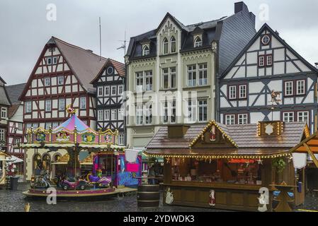 Place principale historique d'Alsfeld avec marché de noël, Allemagne, Europe Banque D'Images