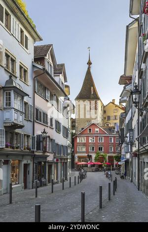 Rue avec des maisons historiques dans le centre-ville de Zurich, Suisse, Europe Banque D'Images