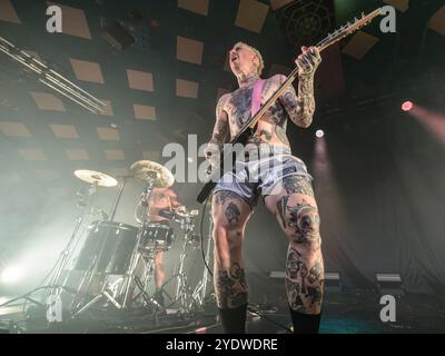 Glasgow, Royaume-Uni. 27 octobre 2024. Laurie Vincent a été vu en concert sur scène au Barrowland Ballroom. Le groupe de rock anglais Soft Play (anciennement Slaves) revient à la célèbre Barrowland Ballroom à Glasgow, en Écosse. Crédit : SOPA images Limited/Alamy Live News Banque D'Images