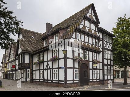 Rue avec des maisons à colombages pittoresques à Hoxter, Allemagne, Europe Banque D'Images