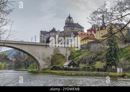 Le château de Loket est un château de style gothique du XIIe siècle situé à environ 12 kilomètres de Karlovy Vary sur un rocher massif dans la ville de Loket, République tchèque, Europ Banque D'Images