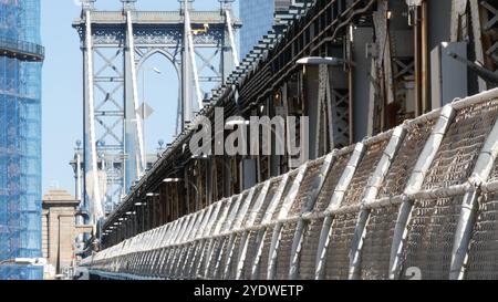 Pont de Manhattan à Brooklyn Dumbo. Symbole de New York, destination de voyage aux États-Unis. Architecture des États-Unis, point de repère touristique. Pont à haubans. Perspective de chemin piétonnier. Banque D'Images