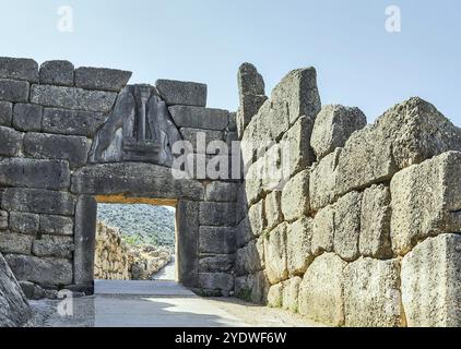 La porte du lion à Mycènes, Grèce. La porte du Lion était l'entrée principale de la citadelle de Mycènes de l'âge du bronze Banque D'Images