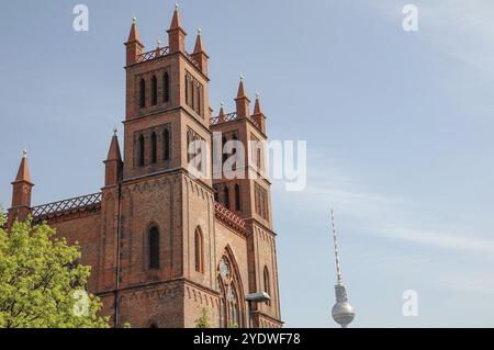 Tour d'église rouge avec tour de télévision en arrière-plan et arbres devant, Berlin, Allemagne, Europe Banque D'Images