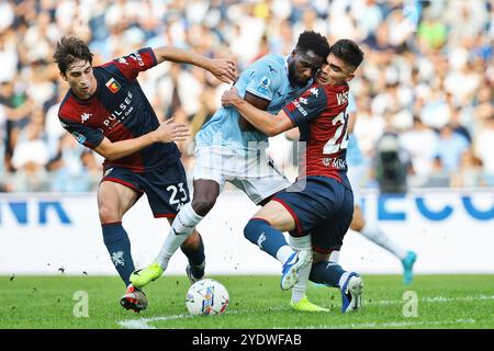 Rome, Italie. 27 octobre 2024. Boulaye Dia de Lazio se bat pour le ballon avec Fabio Miretti et Johan Vasquez de Gênes lors du championnat italien Seri Banque D'Images