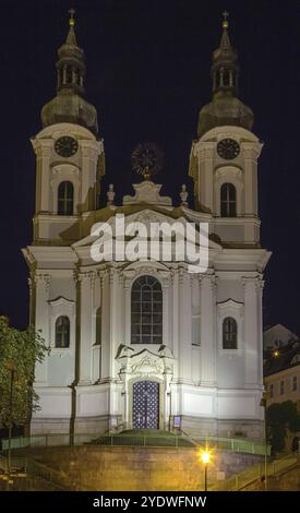 La Cathédrale catholique romaine de Saint Mary Magdalene est située en plein cœur de la zone thermale de Karlovy Vary. Soirée Banque D'Images