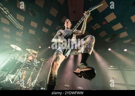 Glasgow, Royaume-Uni. 27 octobre 2024. Laurie Vincent a été vu en concert sur scène au Barrowland Ballroom. Le groupe de rock anglais Soft Play (anciennement Slaves) revient à la célèbre Barrowland Ballroom à Glasgow, en Écosse. (Photo de Stuart Westwood/SOPA images/SIPA USA) crédit : SIPA USA/Alamy Live News Banque D'Images