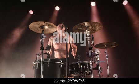 Glasgow, Royaume-Uni. 27 octobre 2024. Isaac Holman est vu en concert sur scène au Barrowland Ballroom. Le groupe de rock anglais Soft Play (anciennement Slaves) revient à la célèbre Barrowland Ballroom à Glasgow, en Écosse. (Photo de Stuart Westwood/SOPA images/SIPA USA) crédit : SIPA USA/Alamy Live News Banque D'Images