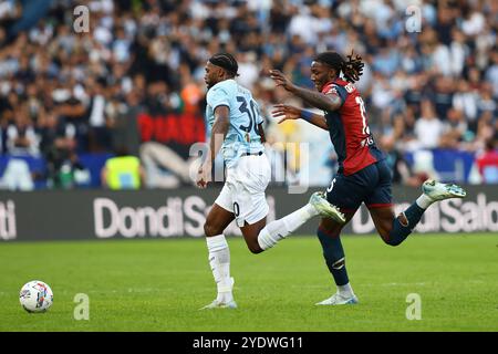 Rome, Italie. 27 octobre 2024. Nuno Tavares de Lazio rivalise pour le ballon avec Brooke Norton-Cuffy de Gênes pendant le championnat italien Serie A footbal Banque D'Images