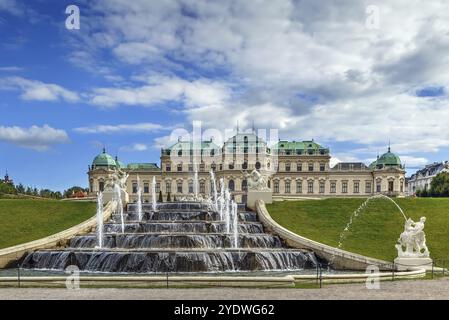 Vue de la fontaine dans le jardin du Belvédère avec palais supérieur, Vienne, Autriche, Europe Banque D'Images