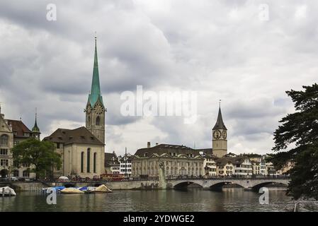 Vue sur la rivière Limmat avec Fraumunster et St. Église Pierre, Zurich Banque D'Images