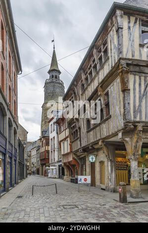 Rue avec maisons à colombages dans le centre ville de Dinan, Bretagne, France, Europe Banque D'Images