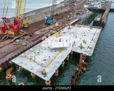 Construction d'un poste d'amarrage et dragage dans le port Banque D'Images