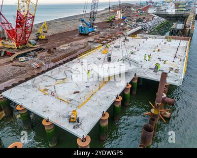 Construction d'un poste d'amarrage et dragage dans le port Banque D'Images