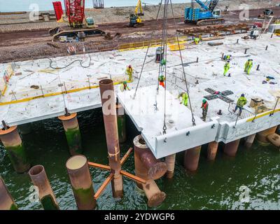 Construction d'un poste d'amarrage et dragage dans le port Banque D'Images