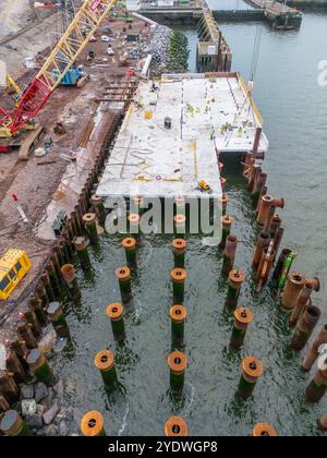 Construction d'un poste d'amarrage et dragage dans le port Banque D'Images