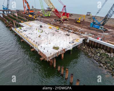 Construction d'un poste d'amarrage et dragage dans le port Banque D'Images