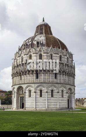 Baptistère de Pise sur la Piazza dei Miracoli à Pise. Le bâtiment roman rond a été commencé au milieu du XIIe siècle. C'est le plus grand baptistère de moi Banque D'Images