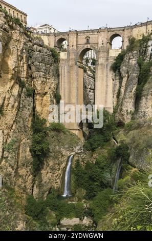 Le Puente Nuevo (Nouveau pont) est le plus grand pont qui enjambe le gouffre profond de 120 mètres qui divise la ville de Ronda, en Espagne. In a été construit en 1793 Banque D'Images