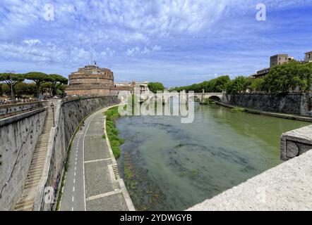 Vue depuis le pont Ponte Vittorio Emanuele II sur le Tibre jusqu'au Ponte Sant'Angelo et au Castel Sant'Angelo Banque D'Images