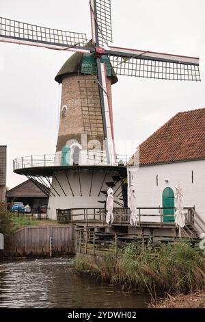 Le moulin hollandais unique nommé 'de Kilsdonkse Molen' est un soi-disant 'Watervluchtmolen', un moulin combiné à eau et à vent à Heeswijk-Dinther. C'était Re Banque D'Images