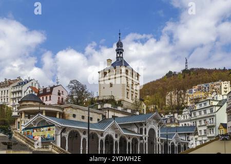 Tour du château et marché Colonnade dans le centre historique de Karlovy Vary, république tchèque Banque D'Images