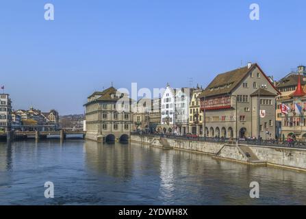 Remblai de la rivière Limmat avec des maisons historiques dans le centre de Zurich, Suisse, Europe Banque D'Images