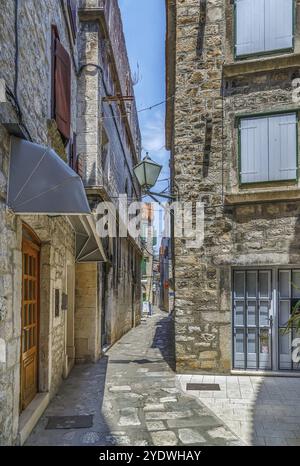 Rue étroite dans la vieille ville de Trogir, Croatie, Europe Banque D'Images