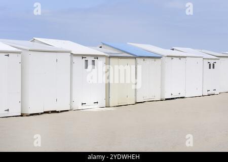 Une rangée de maisons de plage blanches fermées et vides sur la côte belge de la mer du Nord Banque D'Images