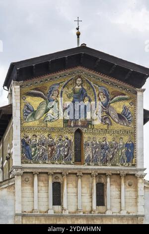 La basilique de San Frediano est une église romane de Lucques, en Italie. Mosaïque sur la façade Banque D'Images