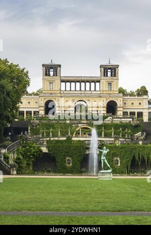 Vue depuis le parc Sanssouci jusqu'au palais de l'Orangerie à Potsdam Banque D'Images