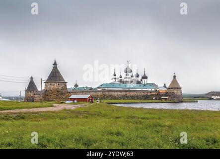 Le monastère de Solovetsky est un monastère fortifié situé sur les îles Solovetsky dans la mer Blanche, en Russie. Vue depuis le lac Holy Banque D'Images