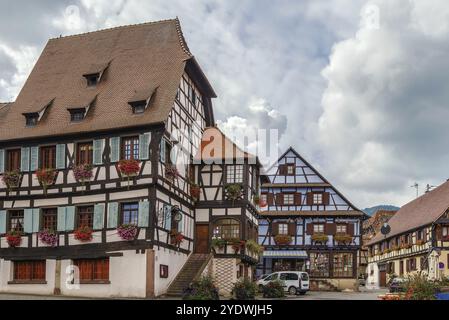 Place du marché avec des maisons historiques à Dambach la ville, Alsace, France, Europe Banque D'Images