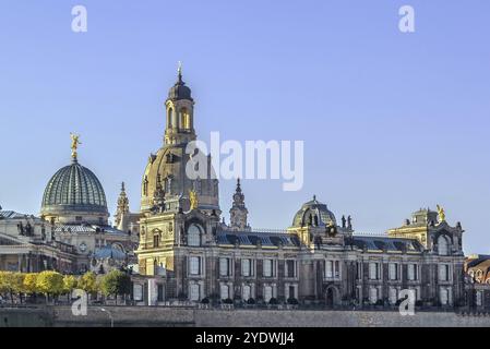 Vue de Bruhl Terrace de l'autre côté de l'Elbe, Dresde, Saxe, Allemagne, Europe Banque D'Images