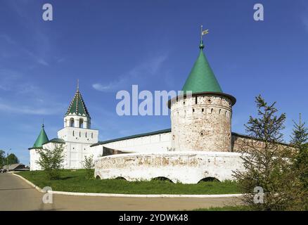 Murs et tours, le monastère d'Ipatiev est un monastère masculin, situé sur la rive de la rivière Kostroma juste en face de la ville de Kostroma. C'était fou Banque D'Images