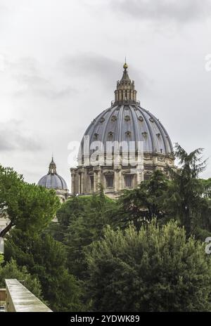 Vue sur le dôme de la basilique Saint Pierre depuis le musée du Vatican Banque D'Images