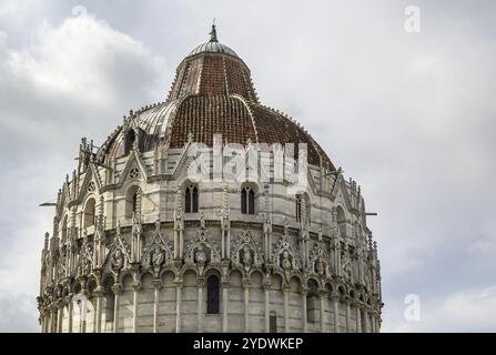 Baptistère de Pise sur la Piazza dei Miracoli à Pise. Le bâtiment roman rond a été commencé au milieu du XIIe siècle. C'est le plus grand baptistère de moi Banque D'Images