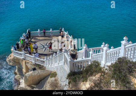 Touristes sur la plate-forme d'observation dans la vieille ville de Benidorm sur la Costa Blanca en Espagne Banque D'Images