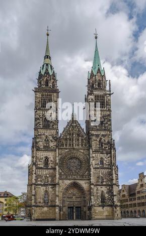 Lorenz est une église médiévale située à Nuremberg, en Allemagne. Il est dédié à Saint-Laurent. Façade Banque D'Images