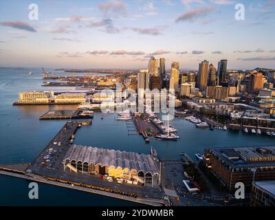 Auckland, Nouvelle-Zélande - 13 août 2024 : vue aérienne du coucher de soleil sur le Viaduc Events Centre et la marina dans le quartier récemment réaménagé de wynyard Banque D'Images