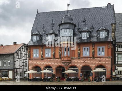 Les vieilles maisons pittoresques sur la place du marché à Goslar, Allemagne, Europe Banque D'Images