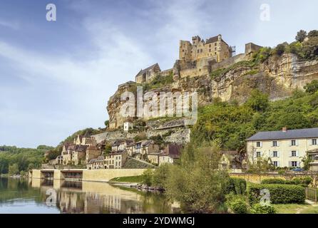 Vue de Beynac-et-Cazenac avec château au sommet de la falaise, département de la Dordogne, France, Europe Banque D'Images