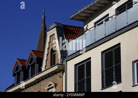 Un ancien bâtiment en briques magnifiquement restauré à côté d'un nouveau bâtiment moderne à Cologne Ehrenfeld Banque D'Images