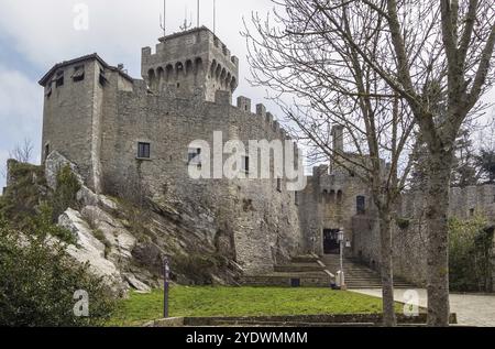 Deuxième tour (de la Fratta ou Cesta) est situé dans l'un des trois sommets de Saint-Marin. Il a été construit au XIIIe siècle sur les restes d'un ancien Banque D'Images